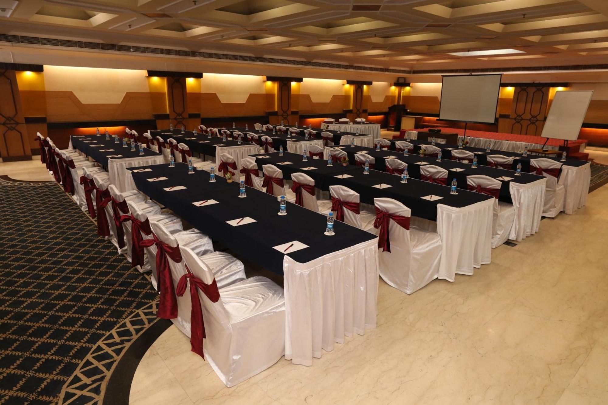 The Piccadily Hotel Lucknow Ngoại thất bức ảnh