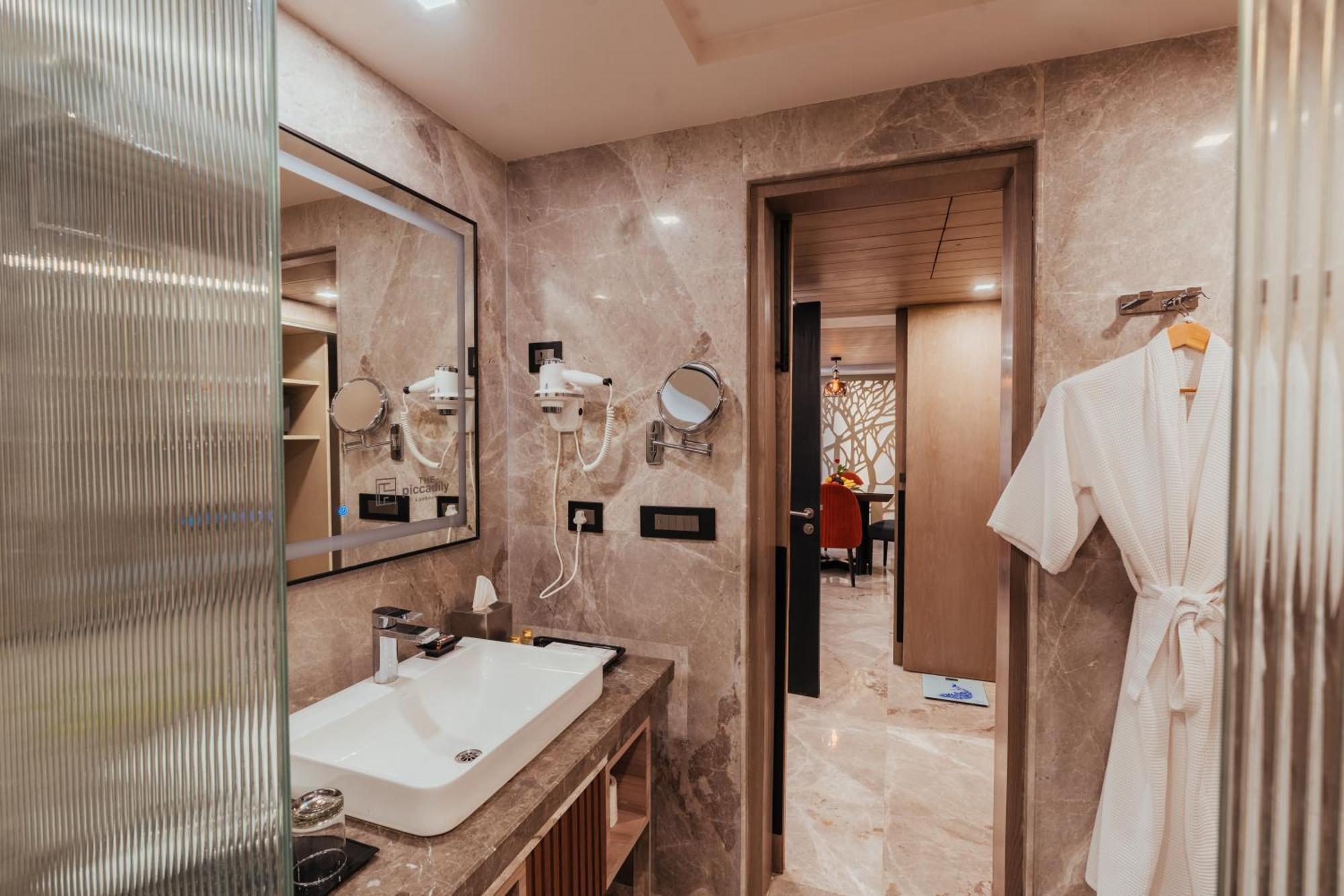 The Piccadily Hotel Lucknow Ngoại thất bức ảnh
