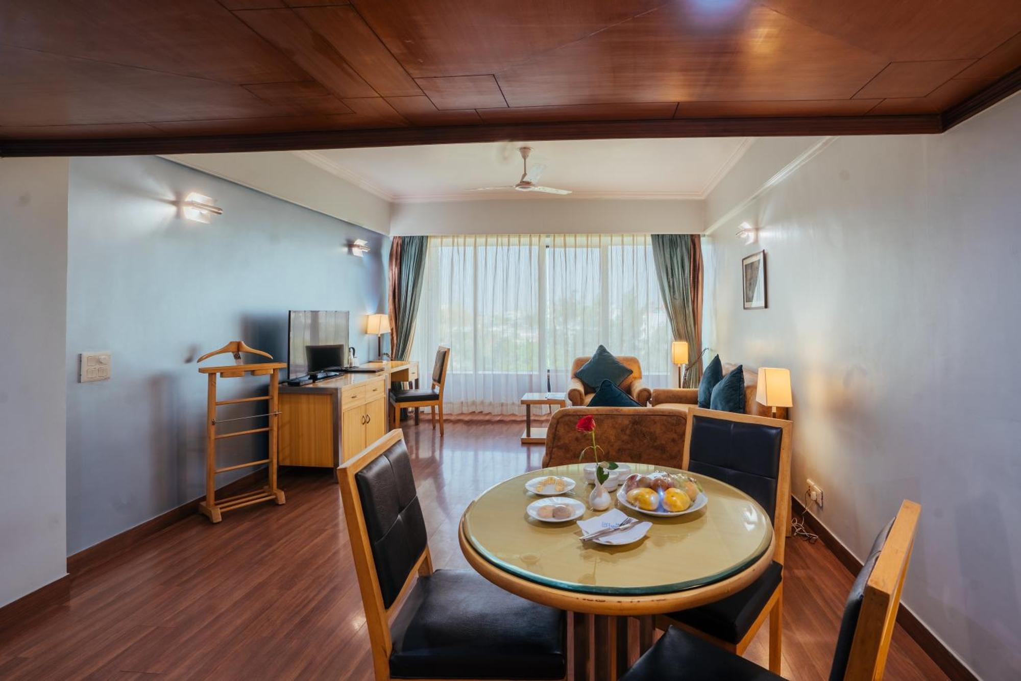 The Piccadily Hotel Lucknow Ngoại thất bức ảnh