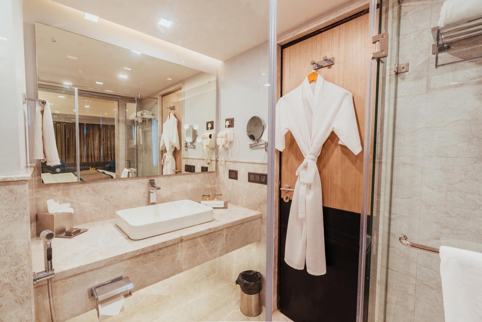 The Piccadily Hotel Lucknow Ngoại thất bức ảnh