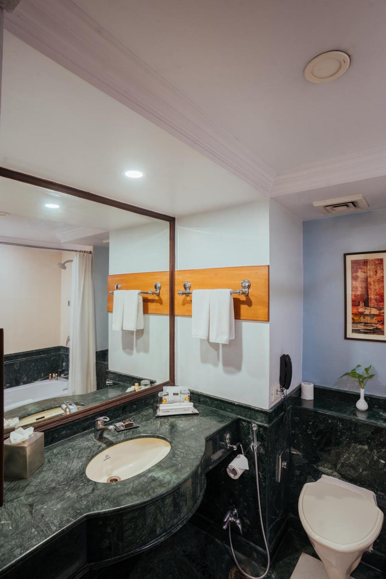 The Piccadily Hotel Lucknow Ngoại thất bức ảnh