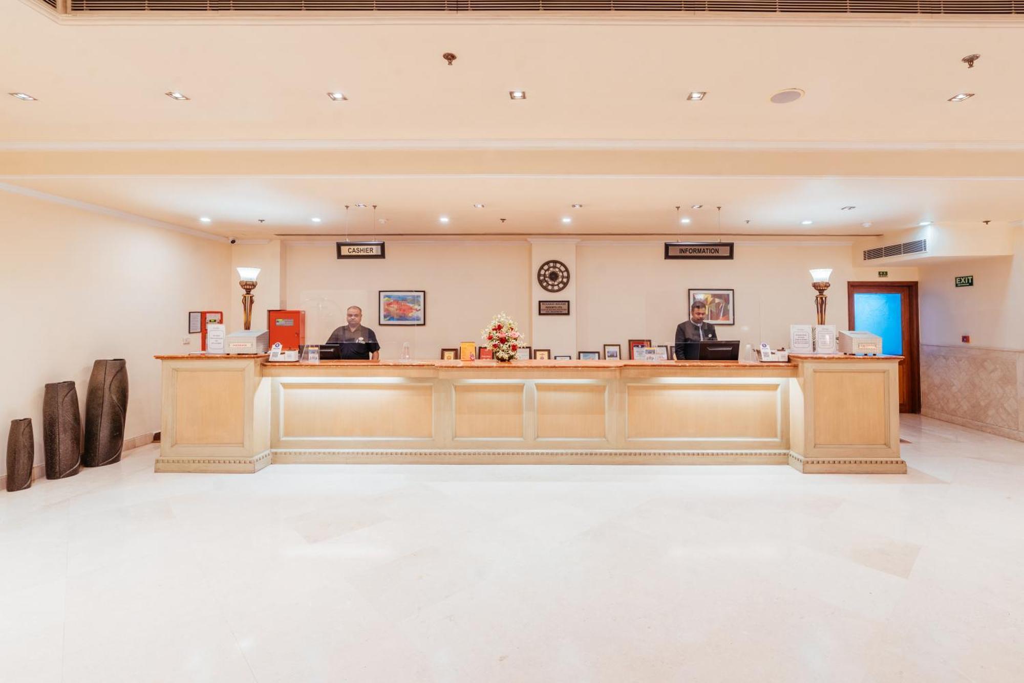 The Piccadily Hotel Lucknow Ngoại thất bức ảnh